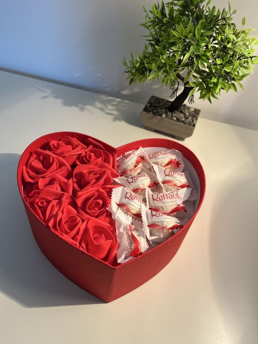Подаръчна кутия с вечни рози и бонбони