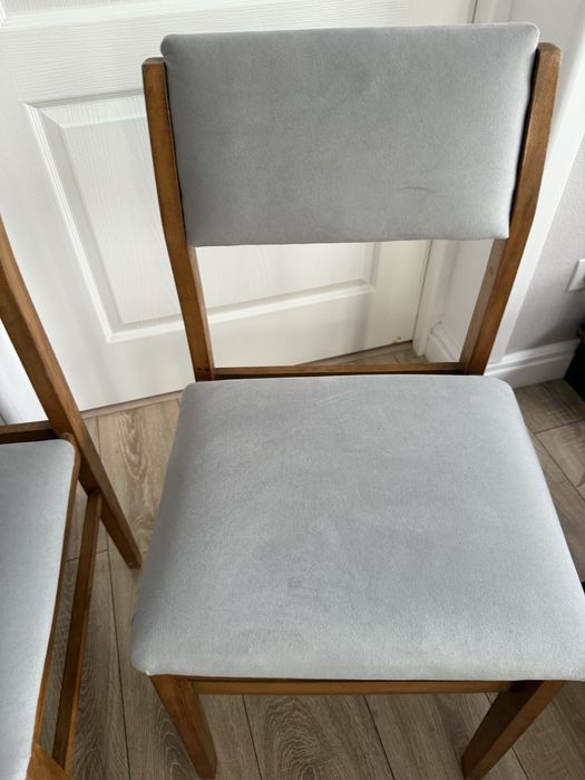 Scaune din lemn finute , material bun