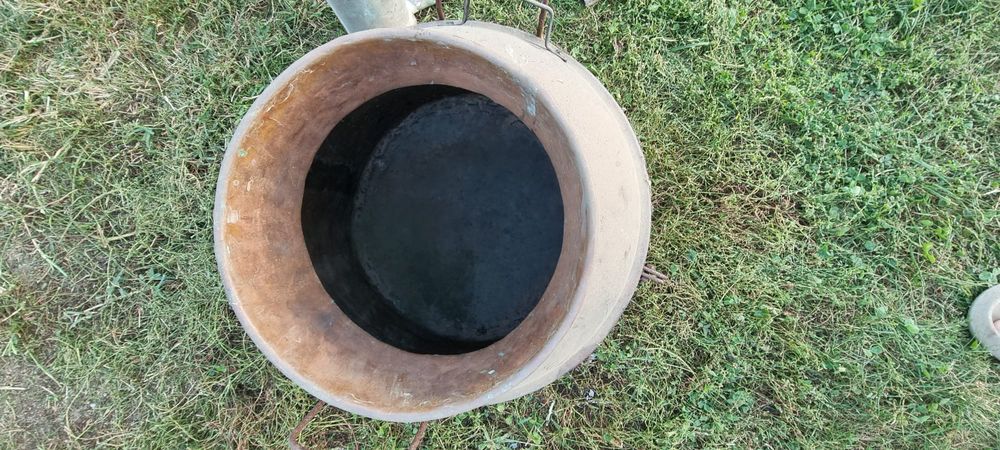 Două cazane de cupru vechi făcute manual