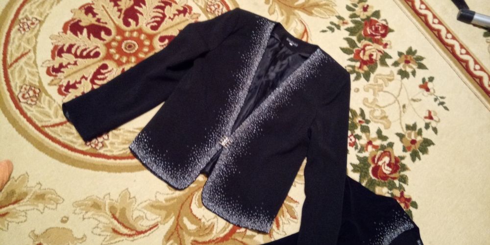 Костюм (платье и пиджак)
Размер 44-46
В отличном состоянии, бисерная в