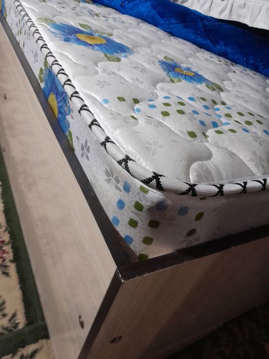 Двуспальная кровать. С двумя тумбами