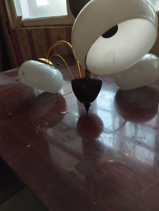 Продаю трёх роковую люстру