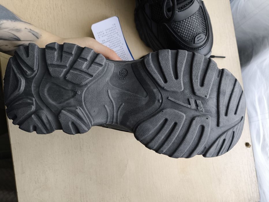 Продаю летние кроссовки