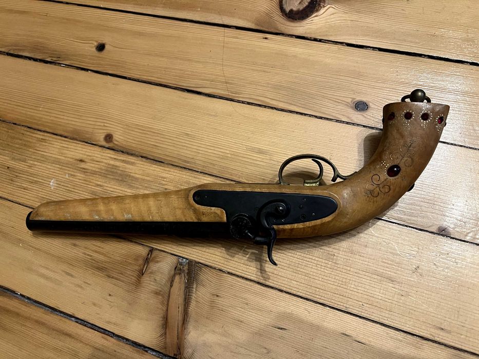 Стар автентичен пищов с красива декорация