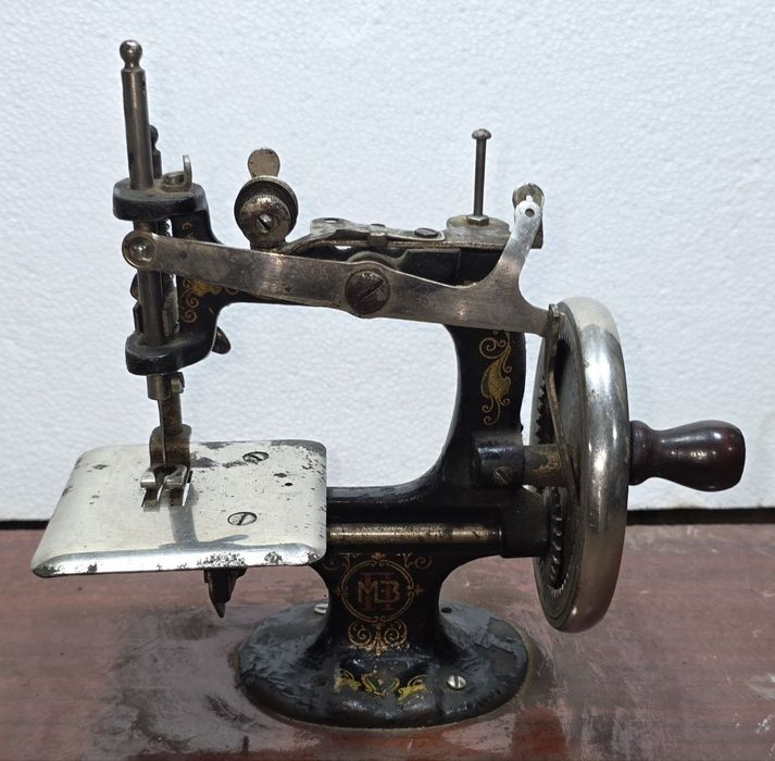 Продаётся швейная машинка "однониточная"