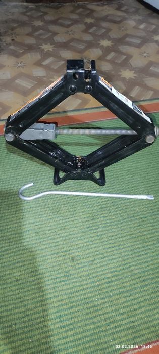 Домкрат автомобильный