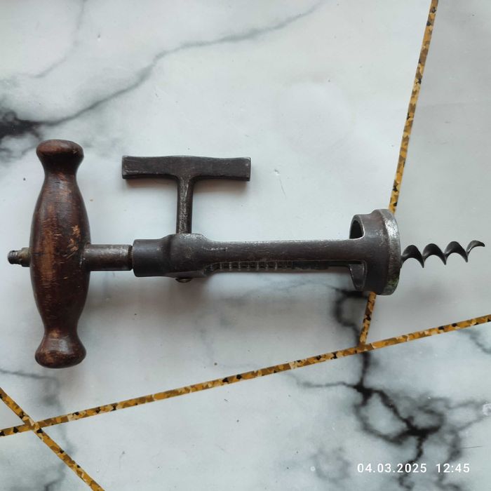 Продаётся старинный штопор