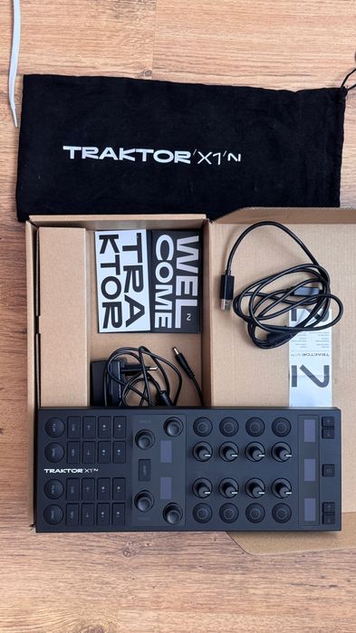 Traktor X1 MK3 DJ контролер