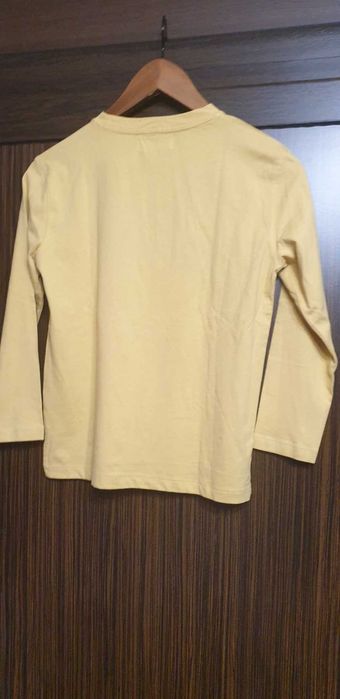 Продавам блуза с дълъг ръкав за момче
