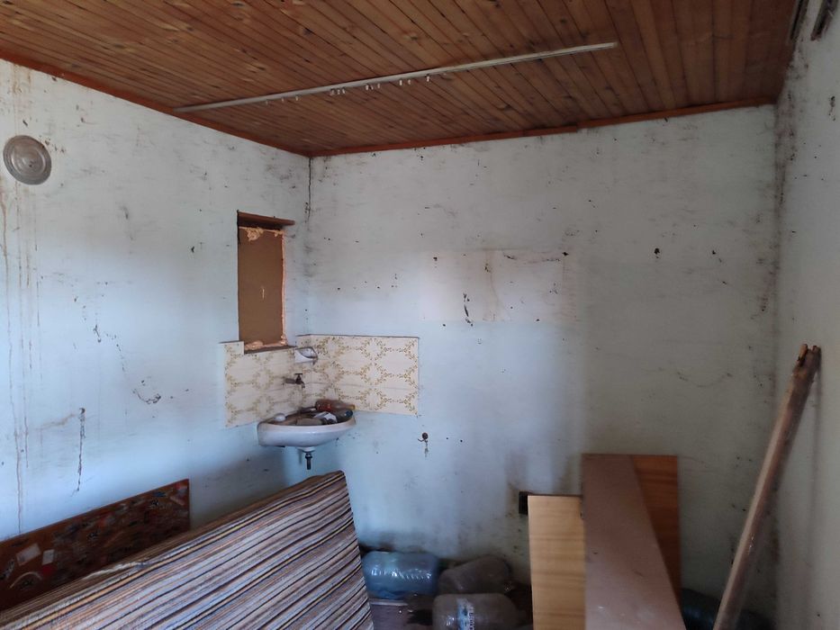 Голям двор с постройка в Методиево