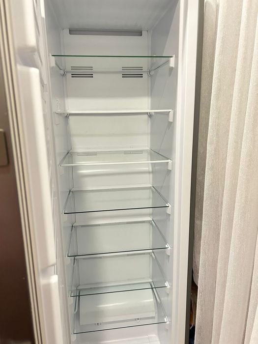 Холодильник,морозильник, стол сатылады