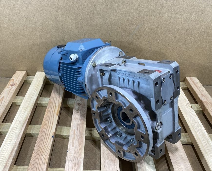 Vând motoare electrice cu reductor