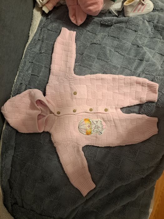 Продам комбинезоны весна 0-3 месяцев