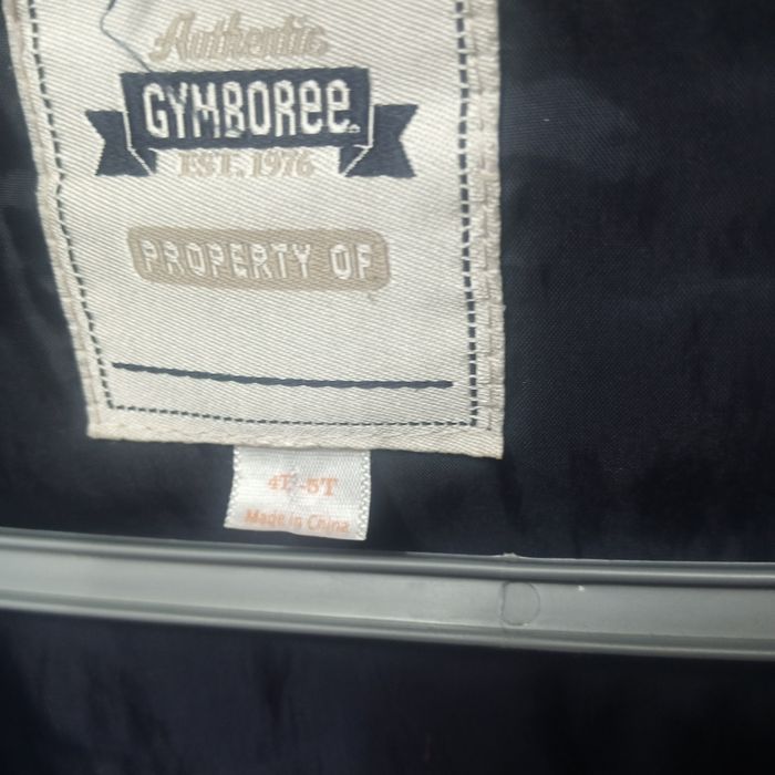 Продам фирменную жилетку на осень очень теплая и стильная. 4-5лет