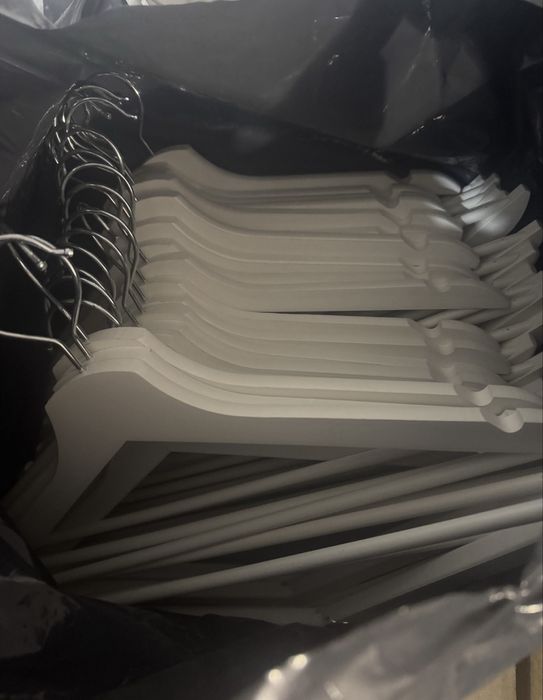 Дървени закачалки/ пластмасови закачалки