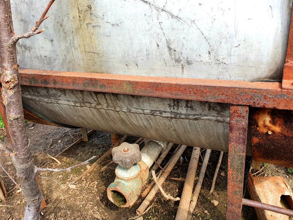 Цистерна за мляко и вода