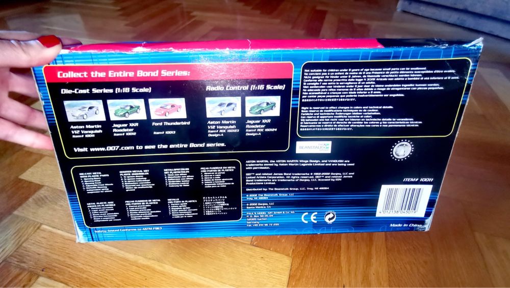 Колекционерски модел на Aston Martin V12 Vanquish Джеймс Бонд филм !