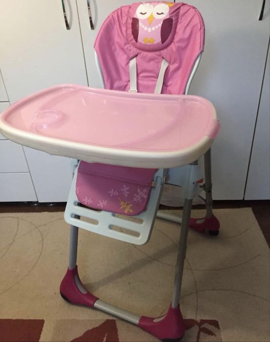 Este un scaun de masă pentru bebeluși marca Chicco, în stare bună, cu tavă și centuri complete. Din poze pare folosit, dar îngrijit.