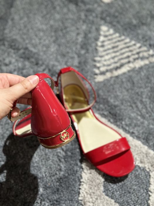 Классическме босоножки от Michael Kors