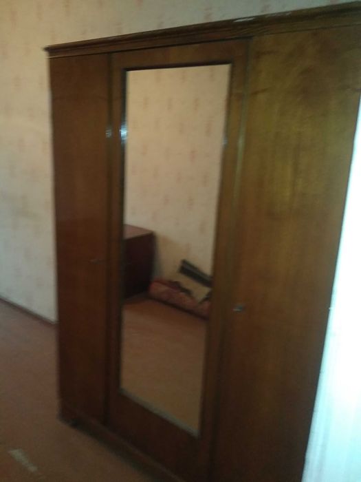 Продаётся шкаф 3х-секционный с зеркалом во весь рост
