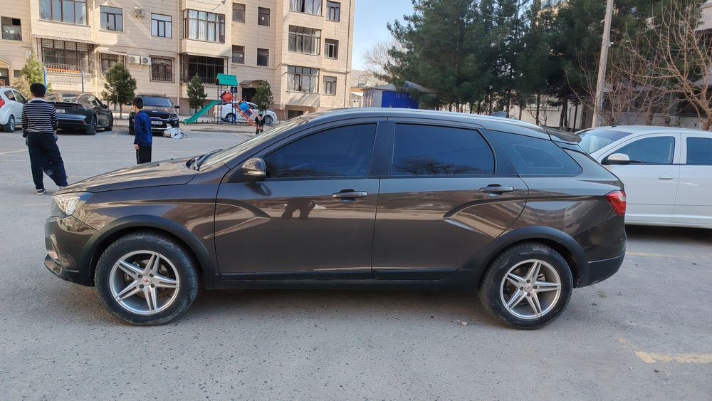 Лада веста крос..