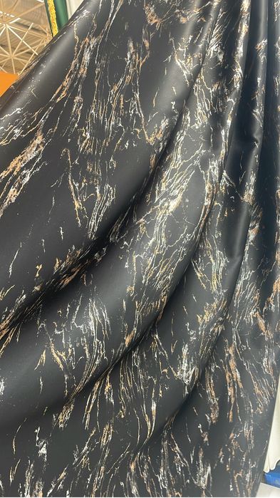 Draperie neagra cu insertii aurii si efect metalic 5m