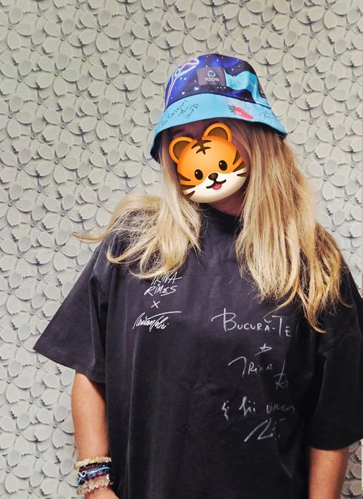 tricou personalizat cu  autograf Irina  Rimes, palarie cu autograf