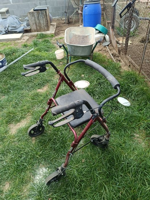 Cadru de mers cu roți si frâne