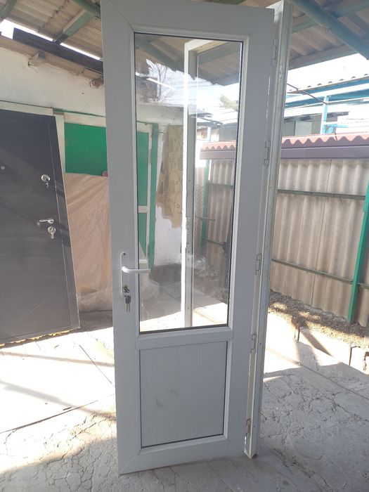 Пластиковая дверь