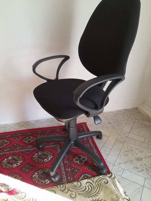 Продаются офисное кресло в рабочем состоянии.