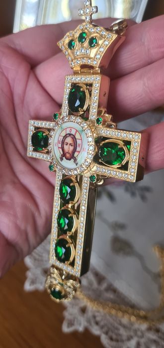 Vând Cruce pectorala fabricata din Alama placata Sufat cu Aur  cu pietre verzi din zirconiu lant durabil 120 cm