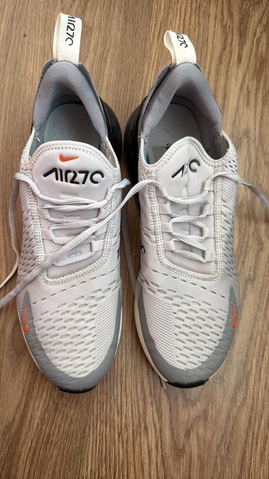 Vand Nike  Air Max 270