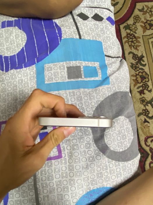 продаю iPhone 13