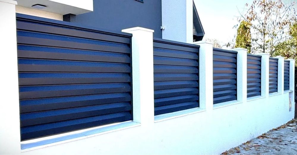 Garduri si porti din sipca metalica, panouri stil jaluzele, tabla cutata, plasa bordurata, fier forjat, BCA si beton si alte modele disponibile