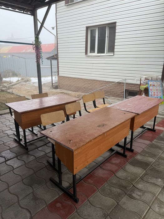 Парта со стульями