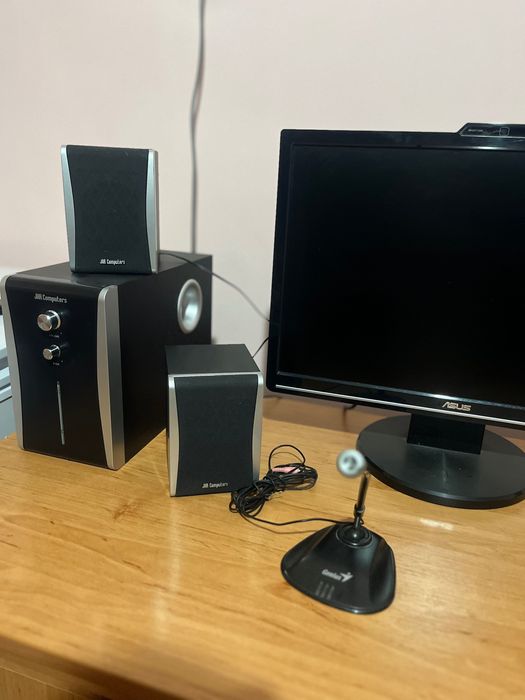 Компютър-пълен комплект готов за ползване +бюро