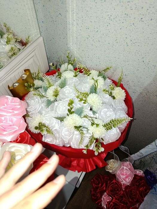 Атлас Роза, ақ гүлдер жылтыр
