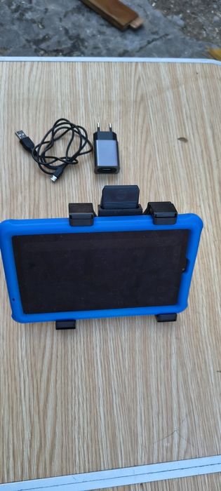 Vand tabletă Lenovo 250 ron.