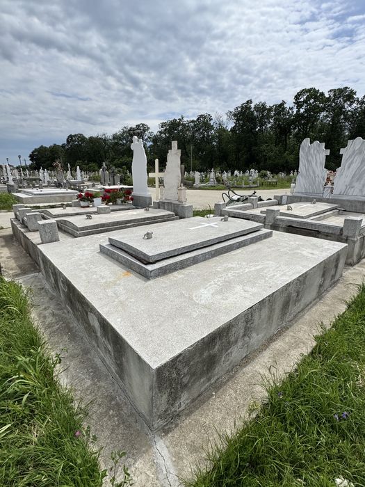 Vand Cavou complet - Cimitirul Ortodox ,, Padure '' .