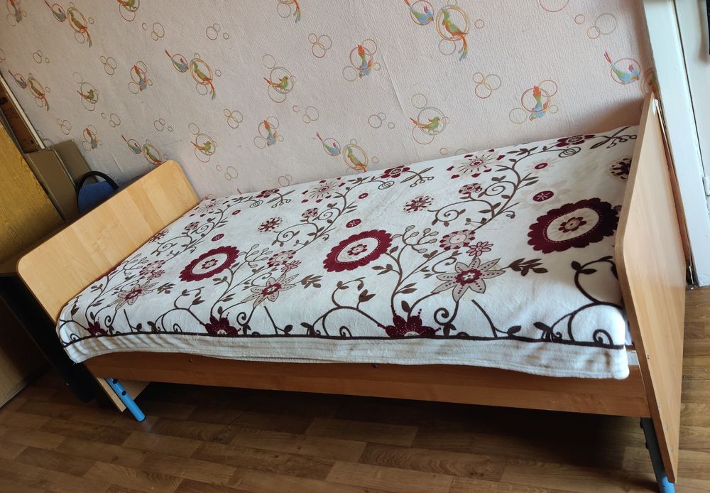 Продам деревянную кровать ( 2 штуки)