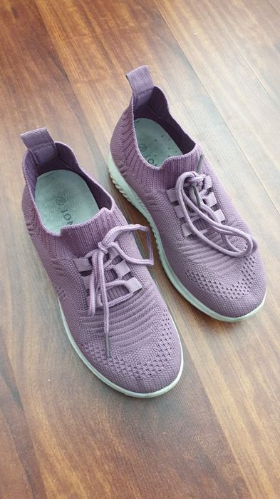 Продам кроссовки в хорошем состоянии .