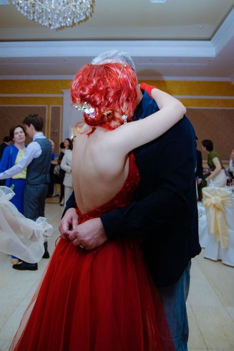 Продам шикарное вечернее красное платье