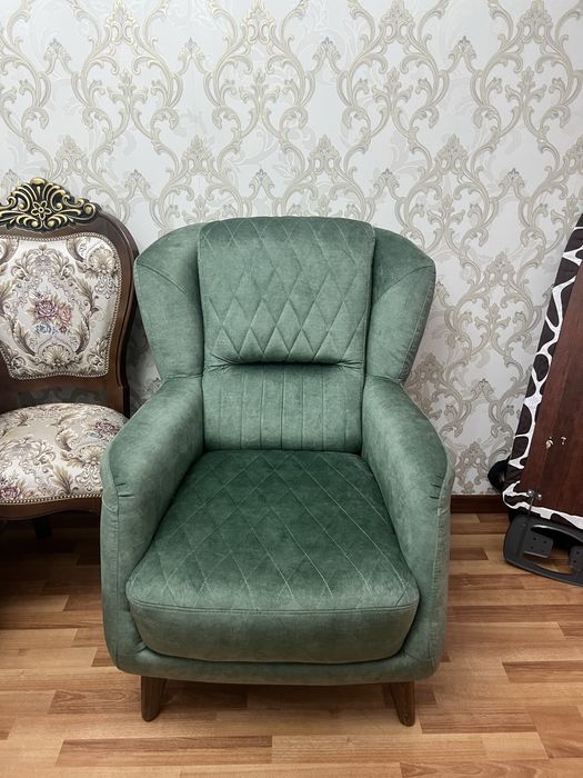 Продается диван с двумя креслами