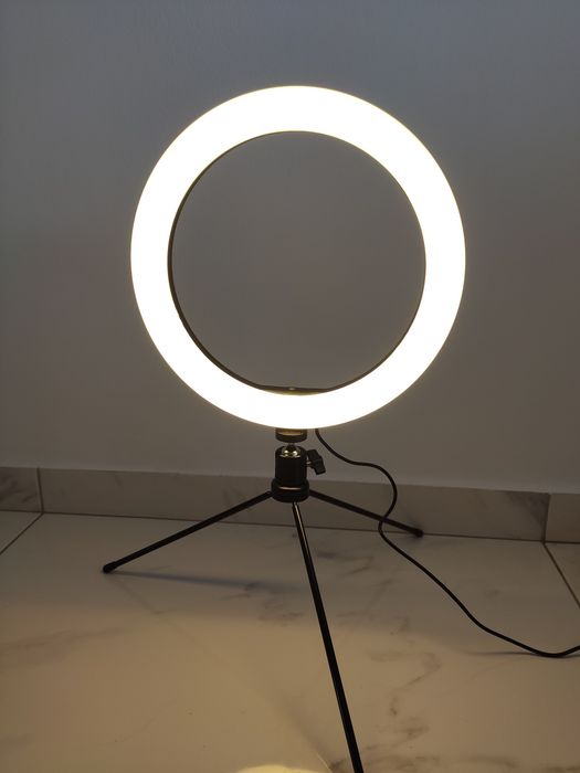 Продавам LED ринг лампа със статиф