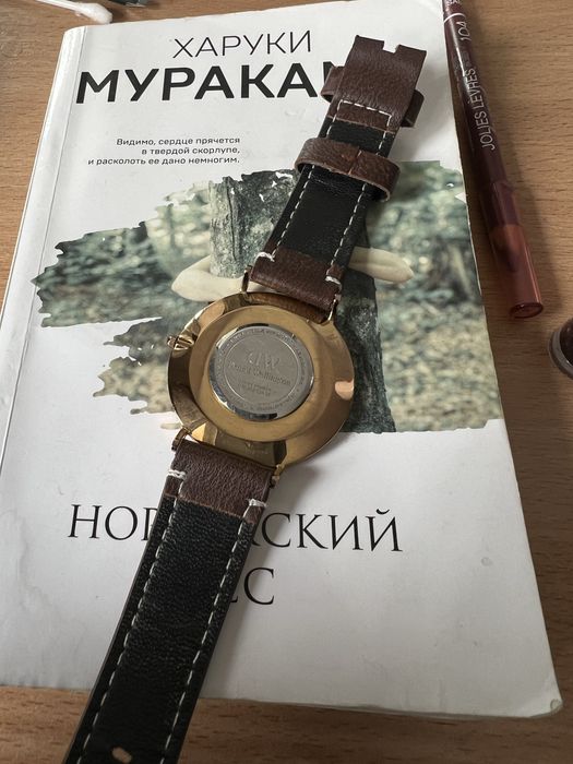 Часы DW работают как часы .