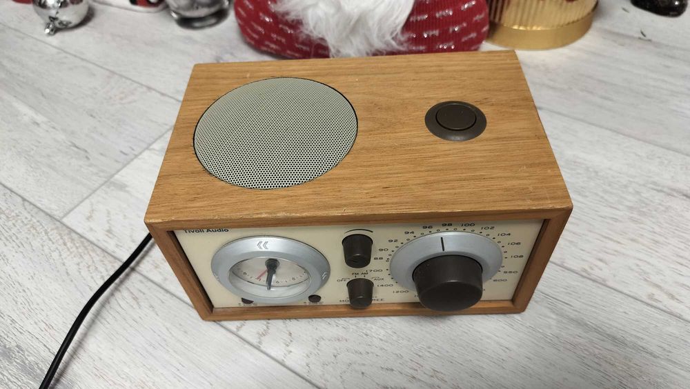Aparat de Radio Tivoli Audio Model Three  AM/FM/AUX Clock Radio