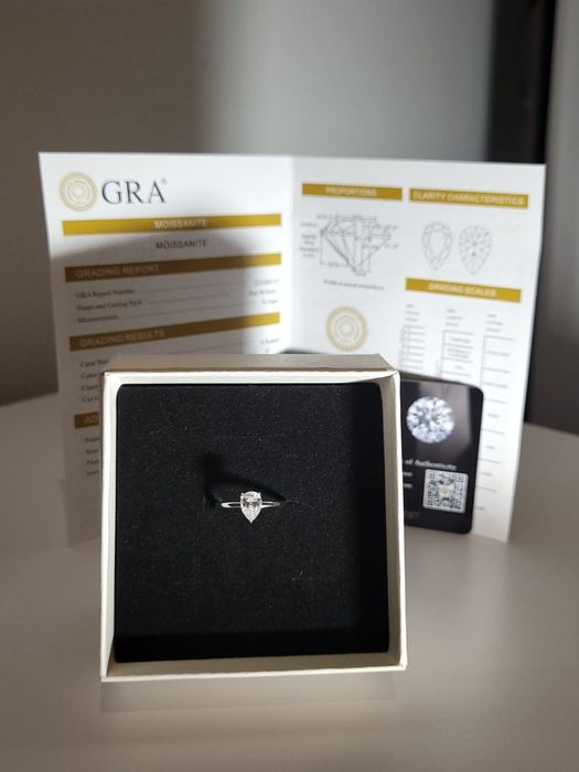 Inel de logodna din argint cu diamant moisaanite
