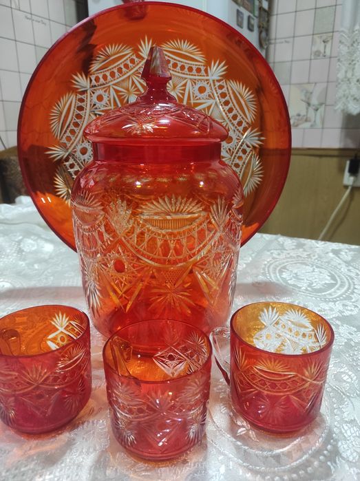 Продается старинный цветной хрусталь,красный