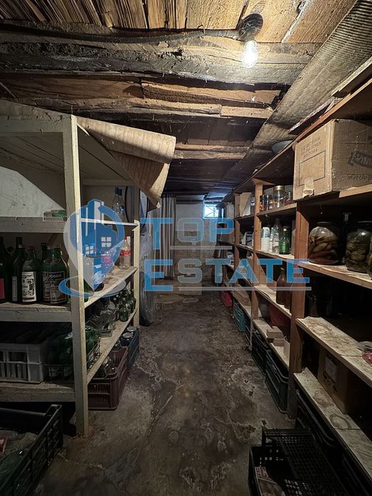 Двуетажна тухлена къща с гараж в с. Константин, област Велико Търново