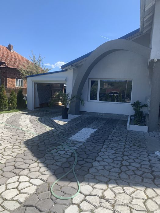 Casa la curte tip garsoniera cu living locuibil